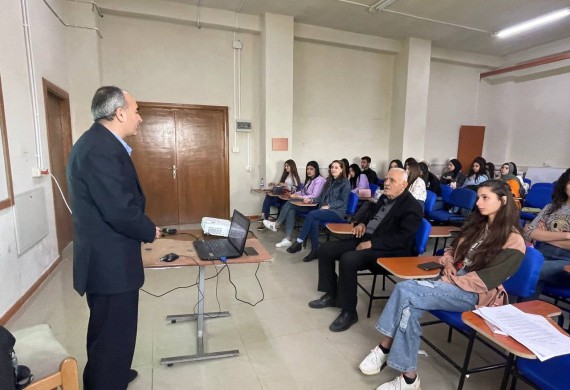 ورشة عمل في كلية إدارة المشافي بعنوان العمل الجماعي وبناء الفريق